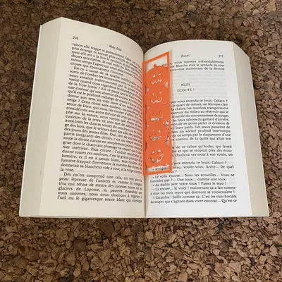 Đánh dấu sách Halloween với hình ảnh bí ngô và bộ xương