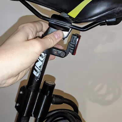 Giá đỡ khóa xe đạp BTWIN 120 cho ống yên 27 mm