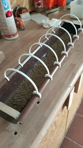 Giá đỡ cho máng ăn gà DN100 phù hợp với rãnh mái nhà - Image 1