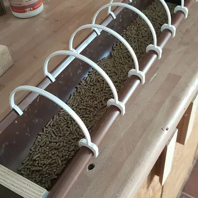 Giá đỡ cho máng ăn gà DN100 phù hợp với rãnh mái nhà