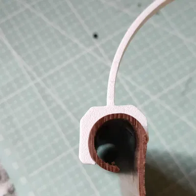 Giá đỡ cho máng ăn gà DN100 phù hợp với rãnh mái nhà