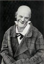 Tượng đài GROCK chú hề - nghệ thuật sắp đặt ngoài trời - Image 1