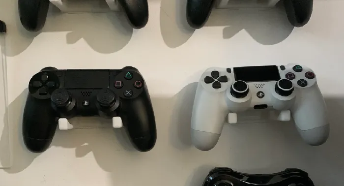 Giá Đỡ Tay Cầm Đa Năng (Switch/Xbox/PS - Không Cần Hỗ Trợ/1 Mảnh/1 Vít) - Image 1