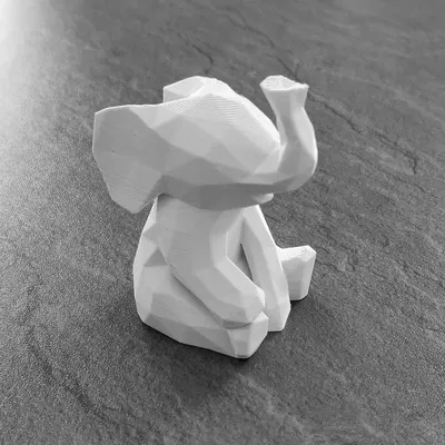 Voi con dễ thương phong cách low poly đang ngồi