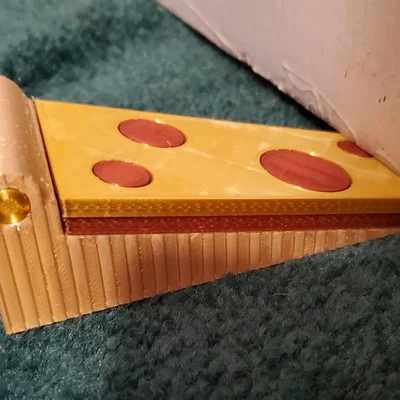 Giá đỡ cửa hình miếng pizza có vỏ nhồi phô mai