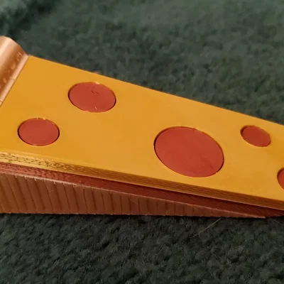 Giá đỡ cửa hình miếng pizza có vỏ nhồi phô mai