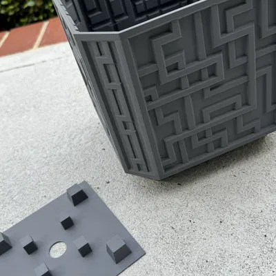 Chậu cây ngoài hành tinh với chân thoát nước