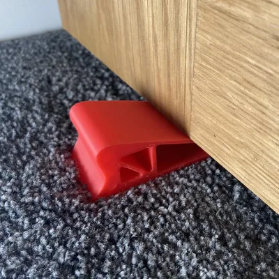 Cái chặn cửa đơn giản phù hợp với thảm