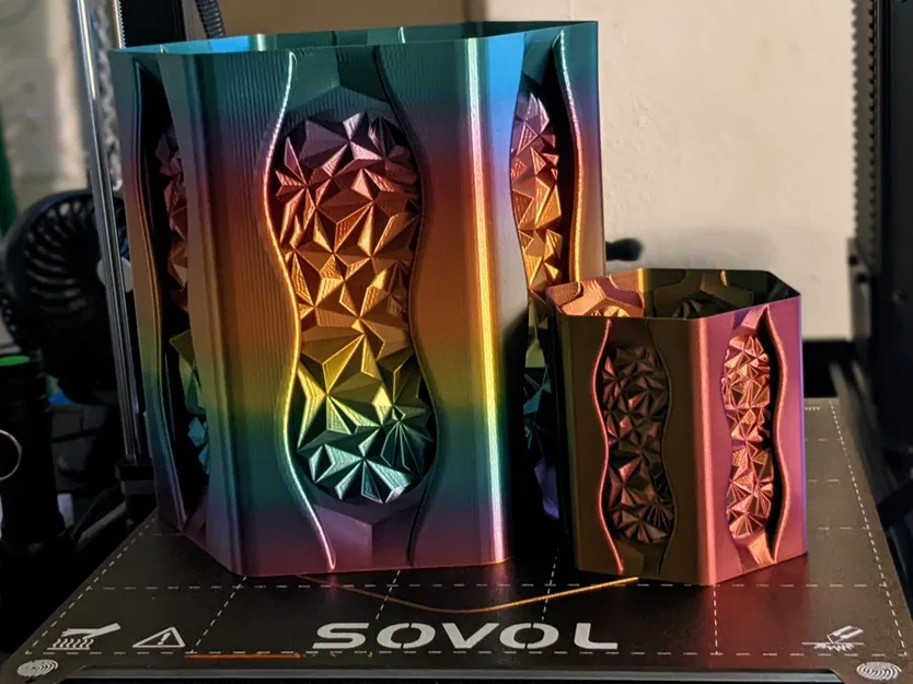 Bình hoa hình lục giác với họa tiết kẹo đá - Image 1