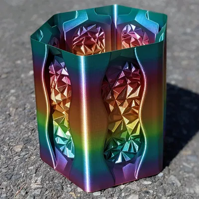 Bình hoa hình lục giác với họa tiết kẹo đá