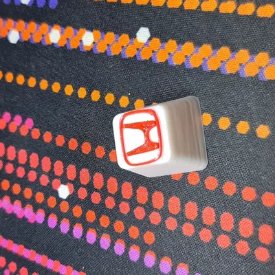 Nắp phím Honda in màu trắng và đỏ