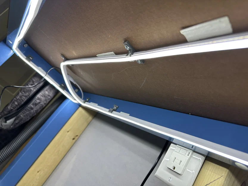 Giá đỡ cho đèn LED mỏng phù hợp với bàn làm việc ESD - Image 1