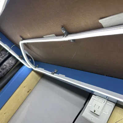 Giá đỡ cho đèn LED mỏng phù hợp với bàn làm việc ESD