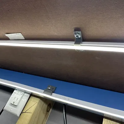 Giá đỡ cho đèn LED mỏng phù hợp với bàn làm việc ESD