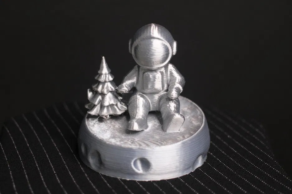 Nhân vật phi hành gia bên cây thông Giáng sinh - Image 1