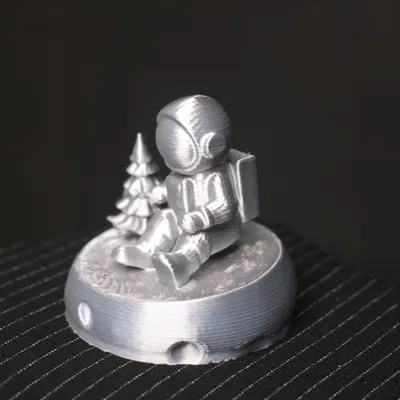 Nhân vật phi hành gia bên cây thông Giáng sinh