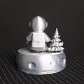 Nhân vật phi hành gia bên cây thông Giáng sinh - Thumbnail 3