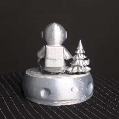 Nhân vật phi hành gia bên cây thông Giáng sinh