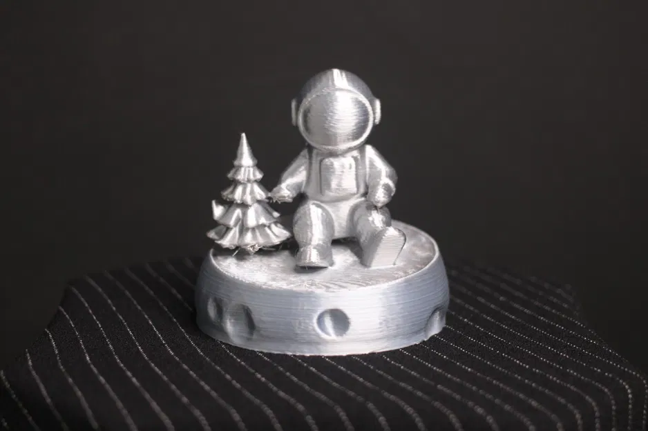 Nhân vật phi hành gia bên cây thông Giáng sinh - Image 4