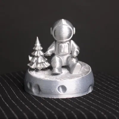 Nhân vật phi hành gia bên cây thông Giáng sinh