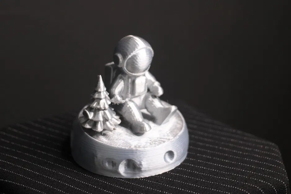 Nhân vật phi hành gia bên cây thông Giáng sinh - Image 5