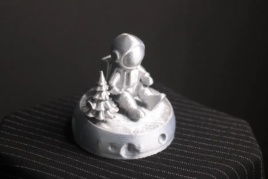 Nhân vật phi hành gia bên cây thông Giáng sinh - Image 6