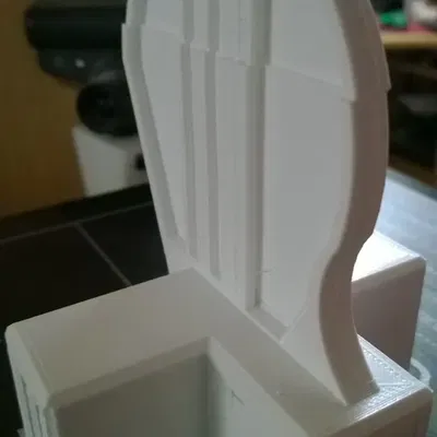 Giá đỡ trưng bày Totaku trên kệ sách