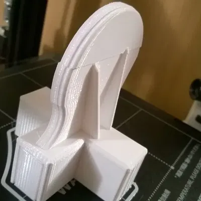 Giá đỡ trưng bày Totaku trên kệ sách