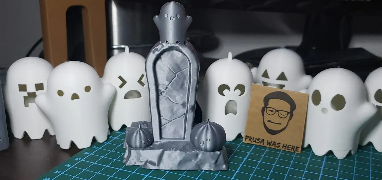 Bia mộ với biểu tượng bí ngô và ma quái - Image 1