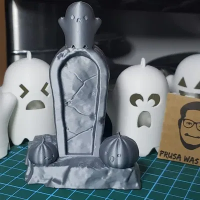 Bia mộ với biểu tượng bí ngô và ma quái