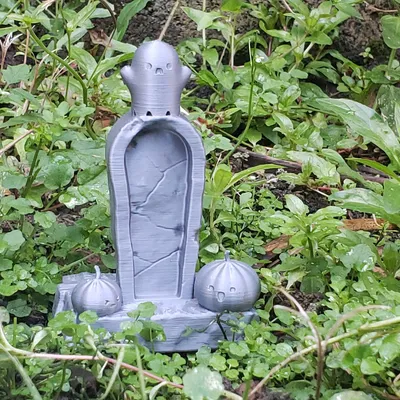 Bia mộ với biểu tượng bí ngô và ma quái