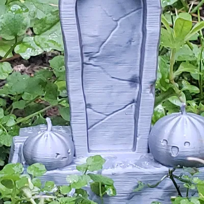 Bia mộ với biểu tượng bí ngô và ma quái