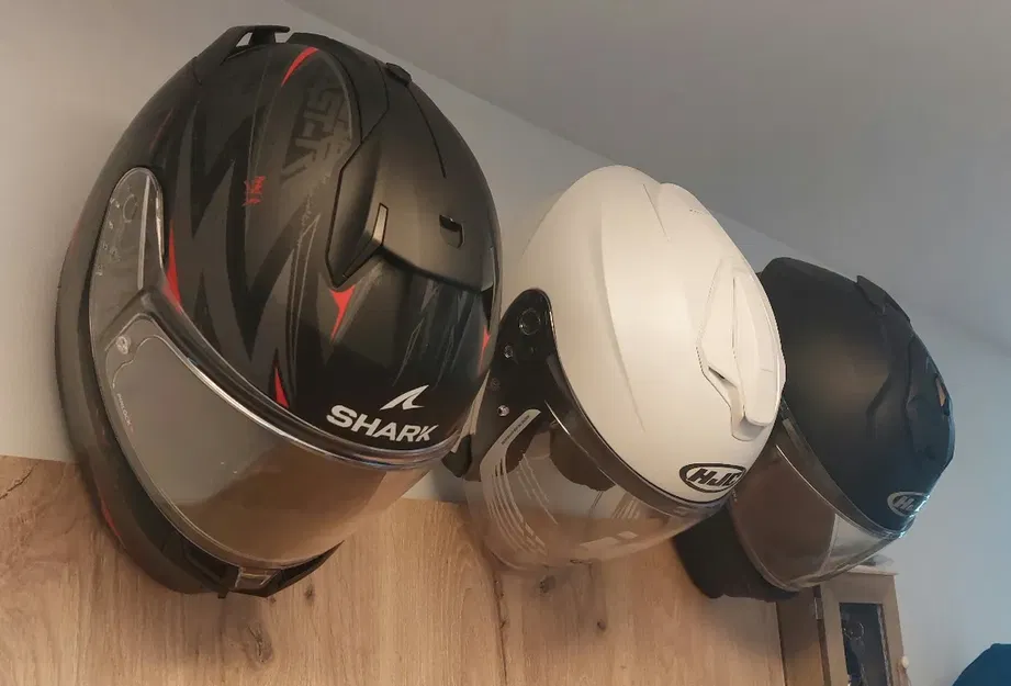 Giá Treo Nón Bảo Hiểm Lên Tường - Image 1