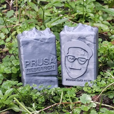 Tượng đài Prusa Research với khẩu hiệu "Prusa đã ở đây