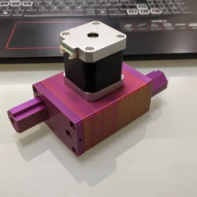 Cơ cấu điều khiển mini với bánh răng và ray dẫn hướng