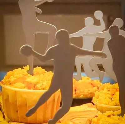 Silhouette người chơi bóng ném làm topper muffin