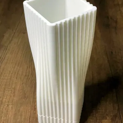 Chậu hoa hình thoi với họa tiết sọc dọc