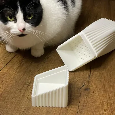 Chậu hoa hình thoi với họa tiết sọc dọc