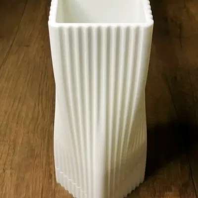 Chậu hoa hình thoi với họa tiết sọc dọc