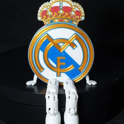 Khiên Real Madrid CF có chân co giãn