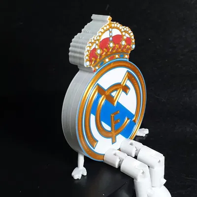 Khiên Real Madrid CF có chân co giãn
