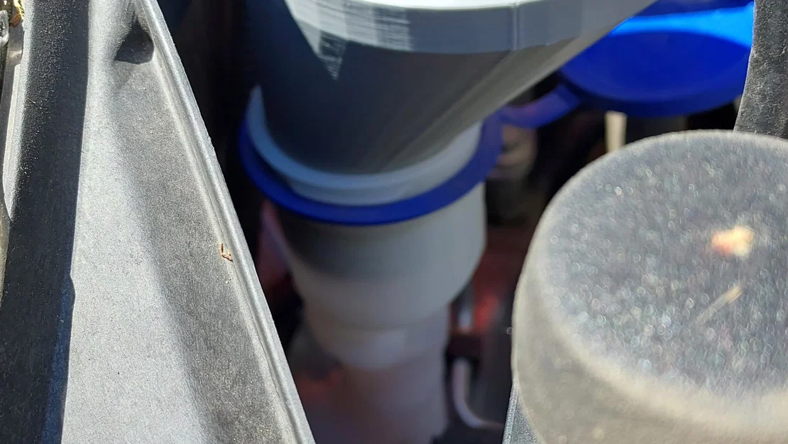 Phễu Đổ Nước Rửa Kính Xe Ford Puma 2020 - Image 1