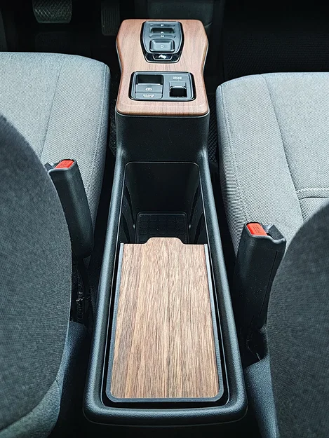 Hộp chứa đồ có nắp cho bảng điều khiển trung tâm Honda E - Image 1