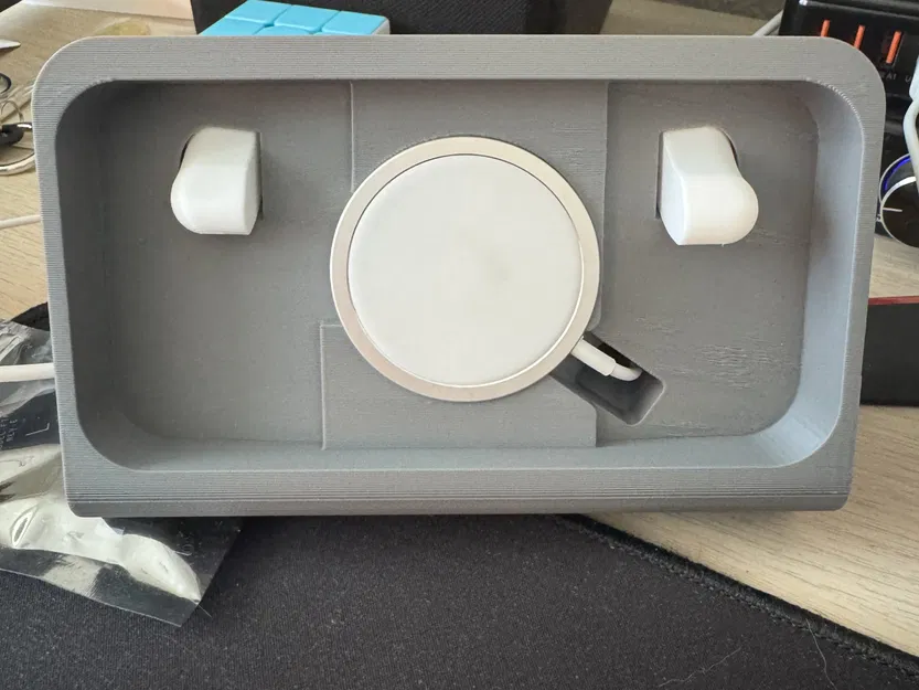 Giá đỡ sạc điện thoại iPhone chế tác từ mô hình ScottYu-Jan... - Image 2