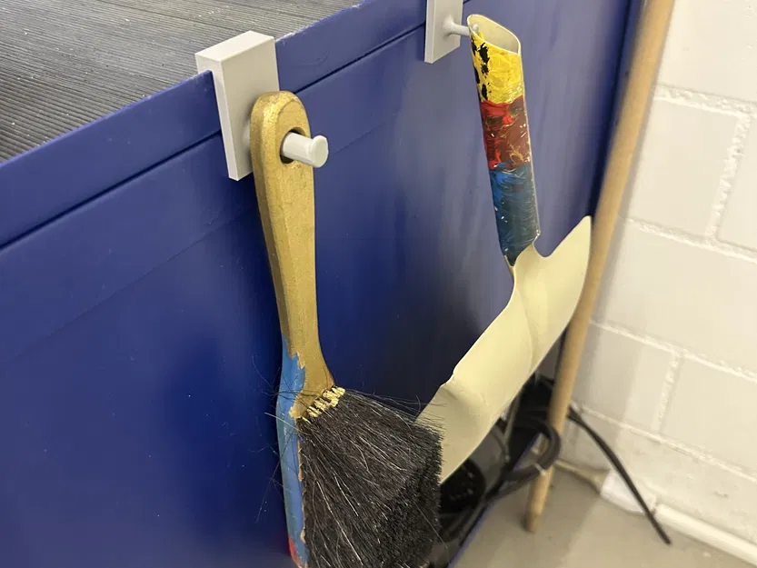 Giá đỡ chổi và xẻng tay treo trên xe đẩy trong xưởng - Image 1