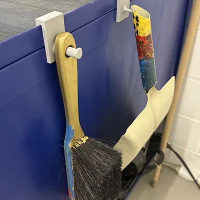 Giá đỡ chổi và xẻng tay treo trên xe đẩy trong xưởng