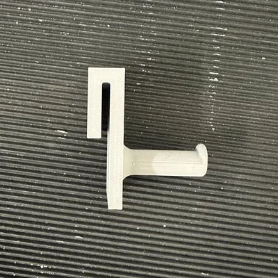 Giá đỡ chổi và xẻng tay treo trên xe đẩy trong xưởng