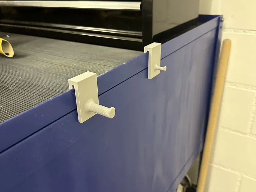 Giá đỡ chổi và xẻng tay treo trên xe đẩy trong xưởng - Image 3