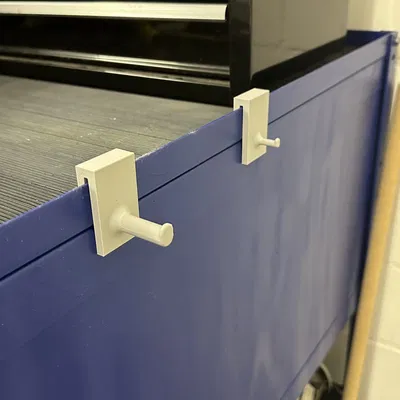 Giá đỡ chổi và xẻng tay treo trên xe đẩy trong xưởng