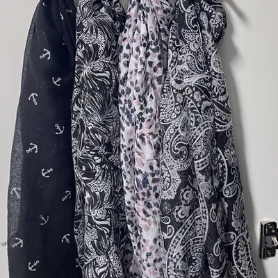 Giá đỡ khăn quàng tiết kiệm không gian cho tủ quần áo